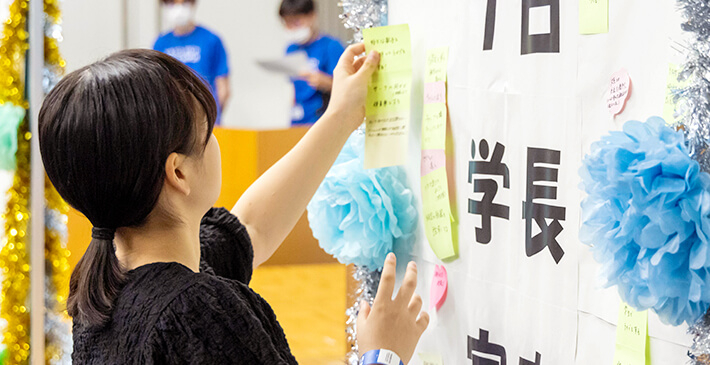 「1日学長宣言」ボードに付箋を貼る参加者